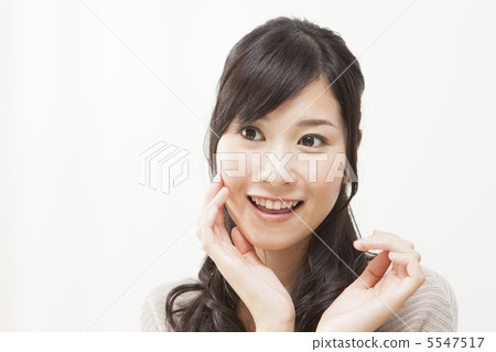 穿編織的婦女的秀麗圖像 穿編織的婦女的秀麗圖像 5547517