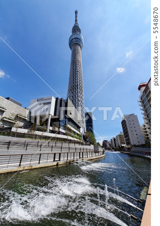 藍天傳播的東京天空樹城鎮和Oshikari公園 5548670