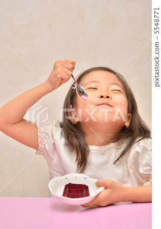 女孩吃果凍 女孩吃果凍 5548771