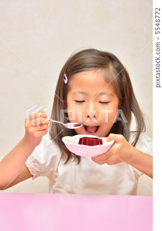 Girls eating jelly 5548772