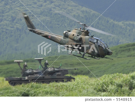 地面自衛隊攻擊直升機AH  -  1和自行火砲87 AW 5548915