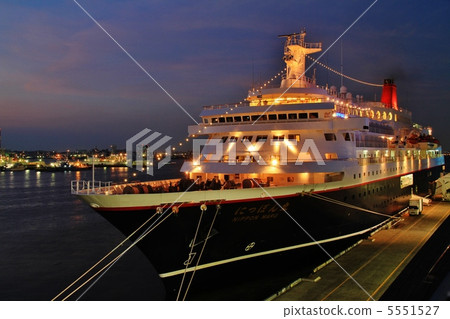 Nippon Maru和Yokohama Port在黃昏·大碼頭 5551527