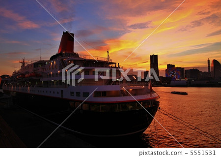 Nippon Maru和Yokohama Port在黃昏·大碼頭 5551531