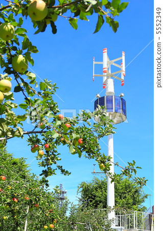 Apple和Wind + Solar Generator Apple和Wind + Solar Generator 5552349