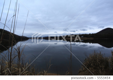 Landscape reflected in the lake 5553454