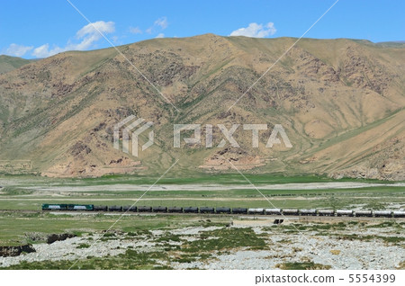 貨運列車穿越新疆維吾爾自治區天山山脈 5554399