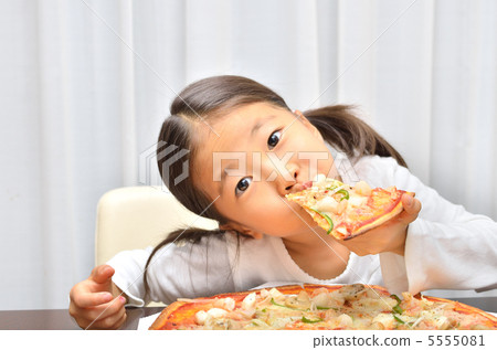 A girl who eats pizza deliciously 5555081
