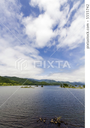 Lake Akimoto and Ukishima (vertical) 5555742