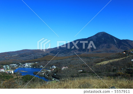 Tateshina山在秋天和湖Shirakaba 5557911