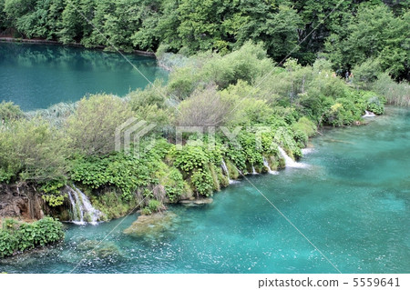 瀑布和綠色湖泊 瀑布和綠色湖泊 5559641