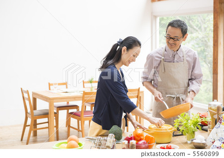 用餐圖像的資深夫婦 5560899