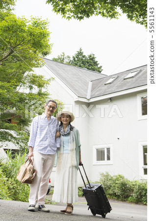 Senior couple traveling 5561143