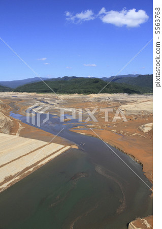 秋田縣多摩川大壩的上游 秋田縣多摩川大壩的上游 5563768