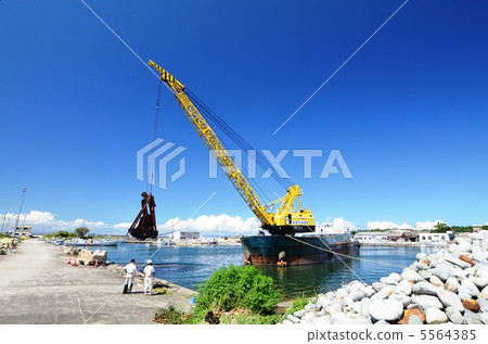 Construction of harbor construction Construction of harbor construction 5564385