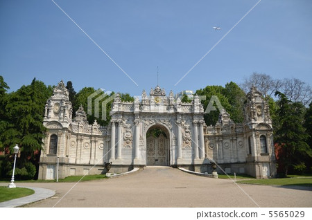 The Baroque-style Saltanut Gate decorated with precious decoration of the Dolmabahçe Palace The Baroque-style Saltanut Gate decorated with precious decoration of the Dolmabahçe Palace 5565029