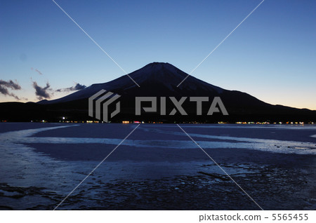 冷凍的山中湖和富士山 冷凍的山中湖和富士山 5565455