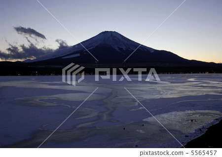 山中湖和富士山 5565457
