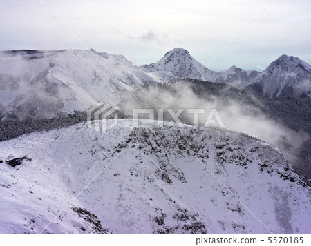 Yatsugatake山在冬天 5570185