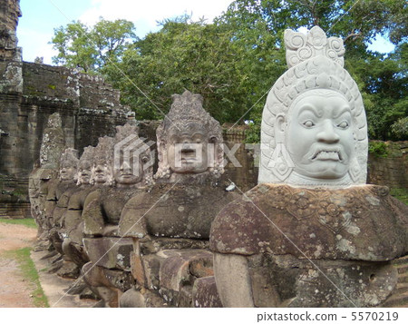 吳哥窟考古遺址在裝修前後 吳哥窟考古遺址在裝修前後 5570219