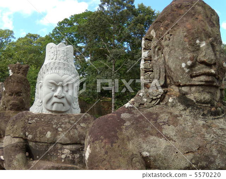 吳哥窟考古遺址在裝修前後 吳哥窟考古遺址在裝修前後 5570220