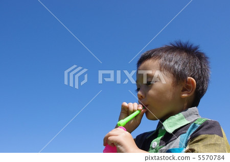 Child right position to play with soap bubbles 5570784