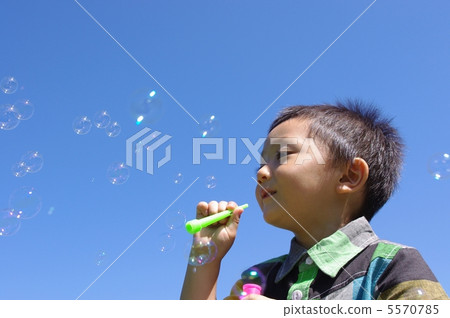 孩子正確的位置玩肥皂泡 孩子正確的位置玩肥皂泡 5570785