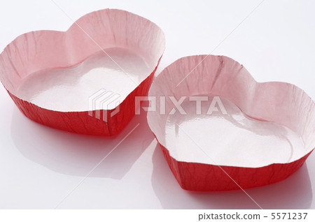 心形的烘烤杯子 心形的烘烤杯子 5571237