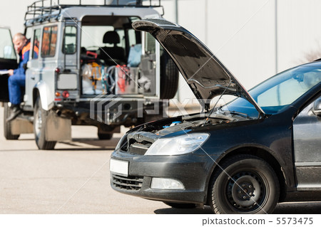 Repairing service man with damaged car trouble Repairing service man with damaged car trouble 5573475
