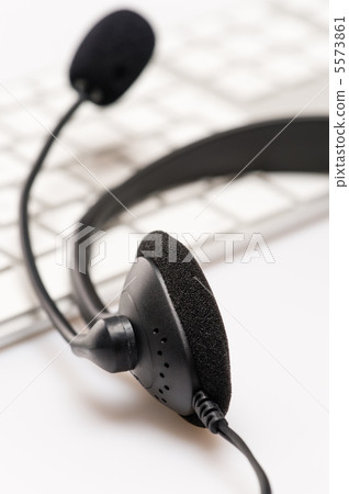 Office headset with microphone keyboard on desk Office headset with microphone keyboard on desk 5573861