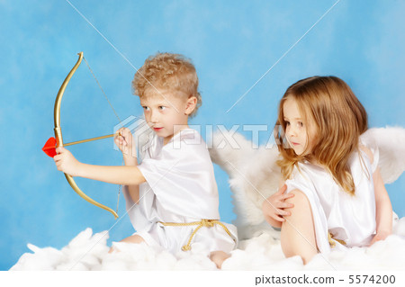 Two cupids 5574200