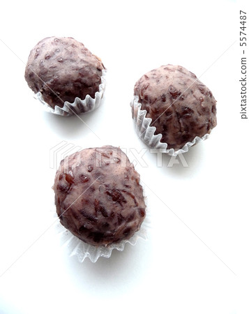 Grain of olive oil 5574487