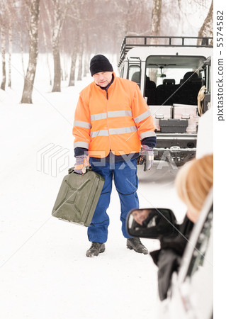 Woman broken car man gas can snow 5574582