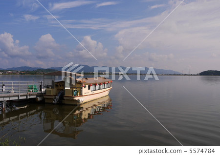 Houseboat docked at Kamisai Lake and the sky 5574784