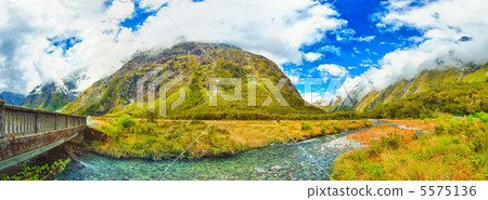 Mountain valley Mountain valley 5575136