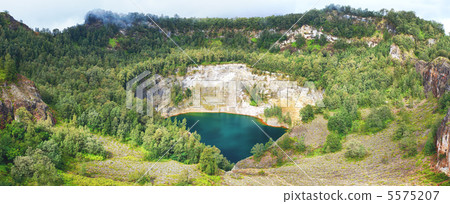 Kelimutu lake Kelimutu lake 5575207