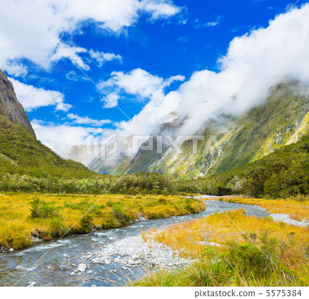 Mountain valley Mountain valley 5575384