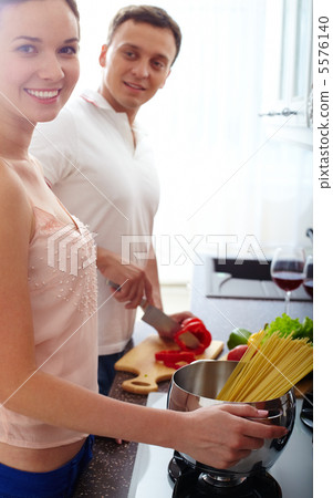 Cooking couple Cooking couple 5576140