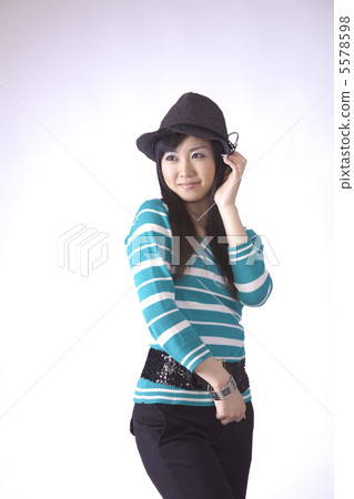 有草帽的逗人喜愛的女孩 有草帽的逗人喜愛的女孩 5578598