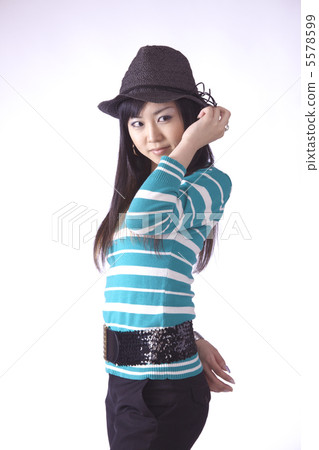 有草帽的逗人喜愛的女孩 5578599