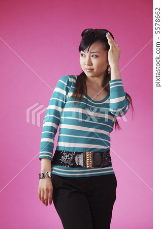 戴太陽鏡的可愛女孩 5578662