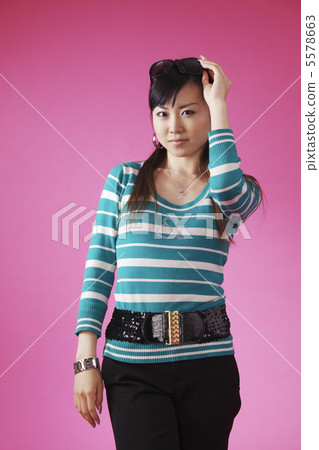 戴太陽鏡的可愛女孩 5578663