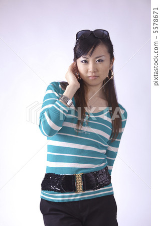 戴太陽鏡的可愛女孩（白背） 5578671