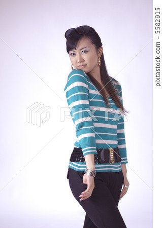 Cute girls wearing sunglasses (white back) 5582915