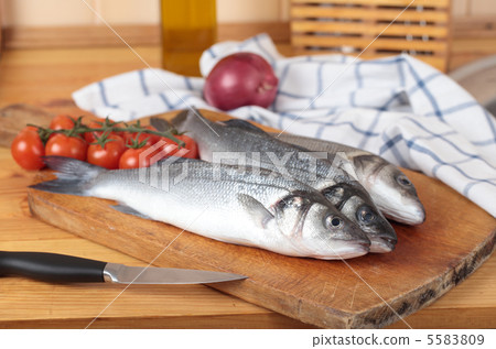 Raw sea bass Raw sea bass 5583809