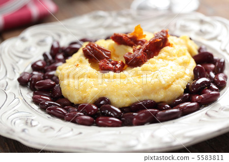 Polenta with beans and tomato 5583811