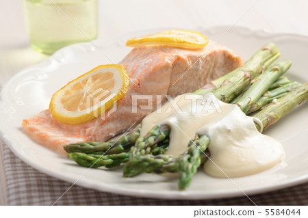 Salmon with asparagus 5584044