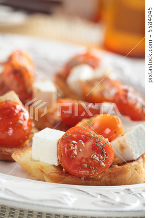 Crostinis with feta cheese and tomato 5584045