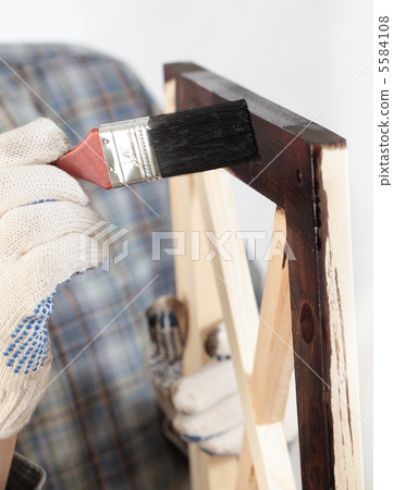 Varnishing a wooden part of furniture 5584108