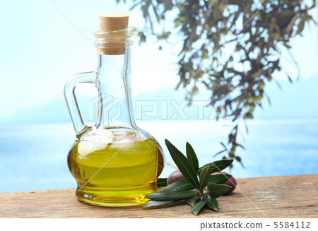 Olive oil and olive branch 5584112