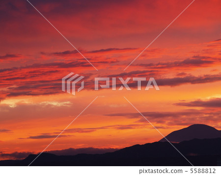 夕陽的山巒 夕陽的山巒 5588812